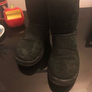 Black short ugg boots